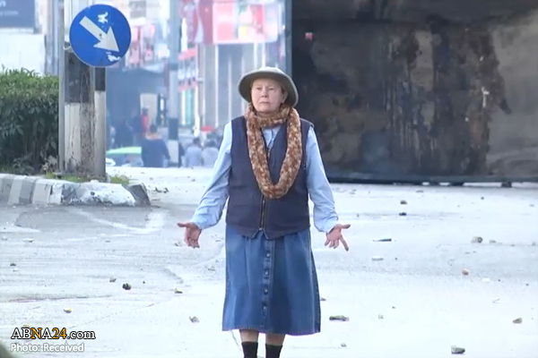 تلاش پیرزن خارجی برای جلوگیری از شلیک سربازان اسرائیلی به معترضان فلسطینی + فیلم