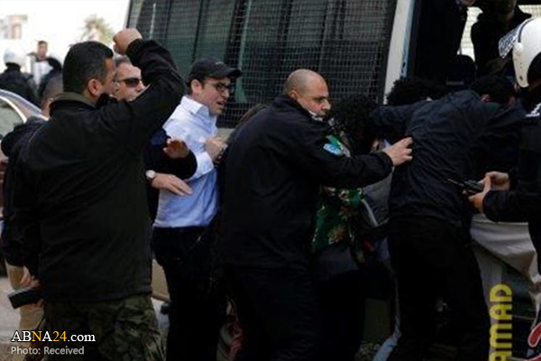 فلسطینی‌ها با لنگه کفش و تخم مرغ از هیئت کنگره آمریکا استقبال کردند