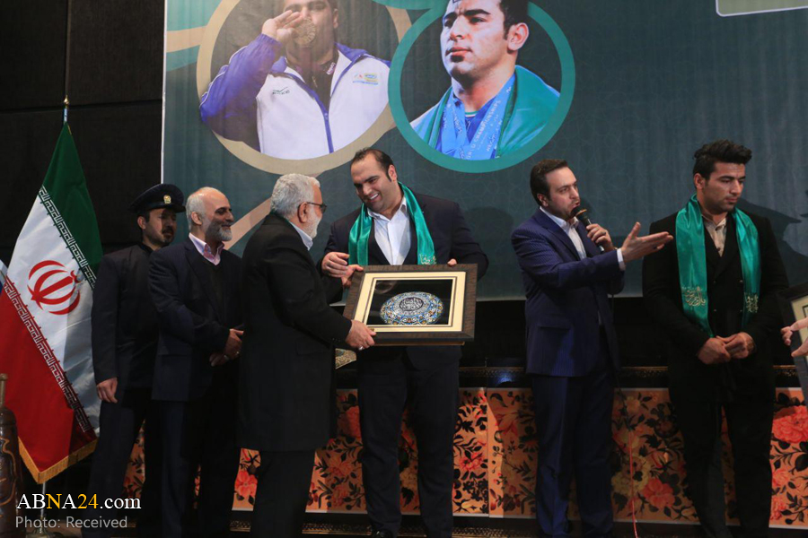 افتخارآفرینان وزنه‌برداری جهان مدال‌هایشان را به آستان قدس رضوی هدیه کردند