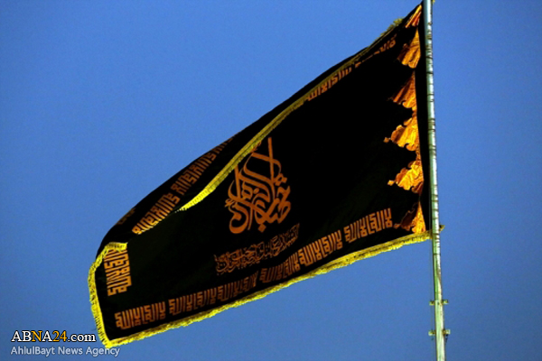 اهتزاز پرچم عزای شهادت امام هادی(ع) بر فراز گنبد مسجد مقدس جمکران