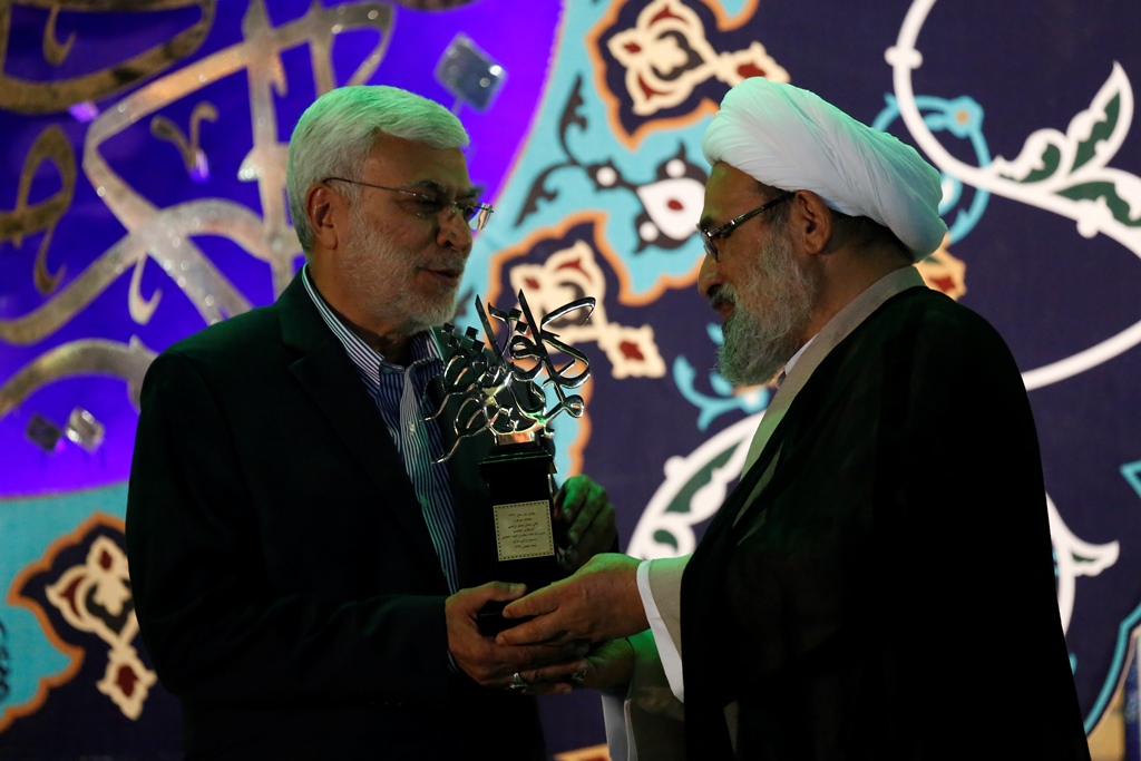 تندیس "مهدی یاور" به فرمانده حشدالشعبی عراق اهدا شد