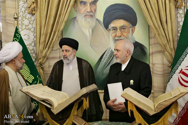 اهدای 2 نسخه قرآن خطی ‌به موزه آستان قدس رضوی‌ توسط ظریف + عکس