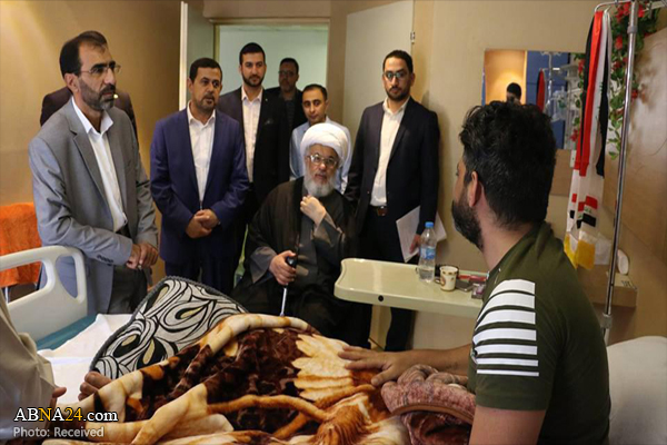 نماینده آیت الله سیستانی از جانباز عراقی عیادت کرد