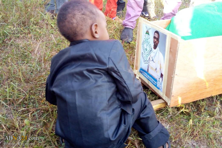 عکس/ نگاه معصومانه شهید نیجریه به تابوت پدر