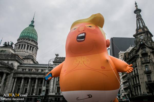 عروسک «بچه ترامپ» در اعتراض به حضور رئیس جمهور آمریکا در بوئنوس آیرس + عکس