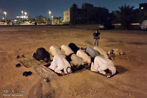 برپایی نماز جماعت در محل مسجد تخریب شده در منطقه الزنج بحرین