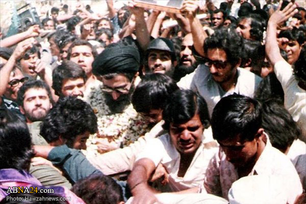 ماجرای خودروی حامل رهبر معظم انقلاب که روی دست مردم پاکستان بلند شد 