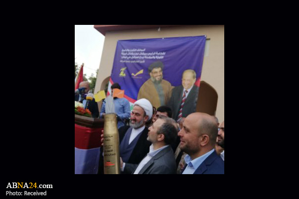 قدردانی از وزیر خارجه لبنان با اهدای پوکه توپ جنگی + عکس