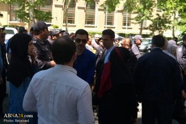 تجمع مردم باکو مقابل سفارت اسرائیل/ پلیس آذربایجان چند تن را بازداشت کرد!