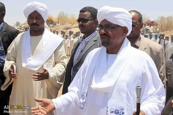 عمر البشیر در تشییع جنازه مادرش شرکت کرد
