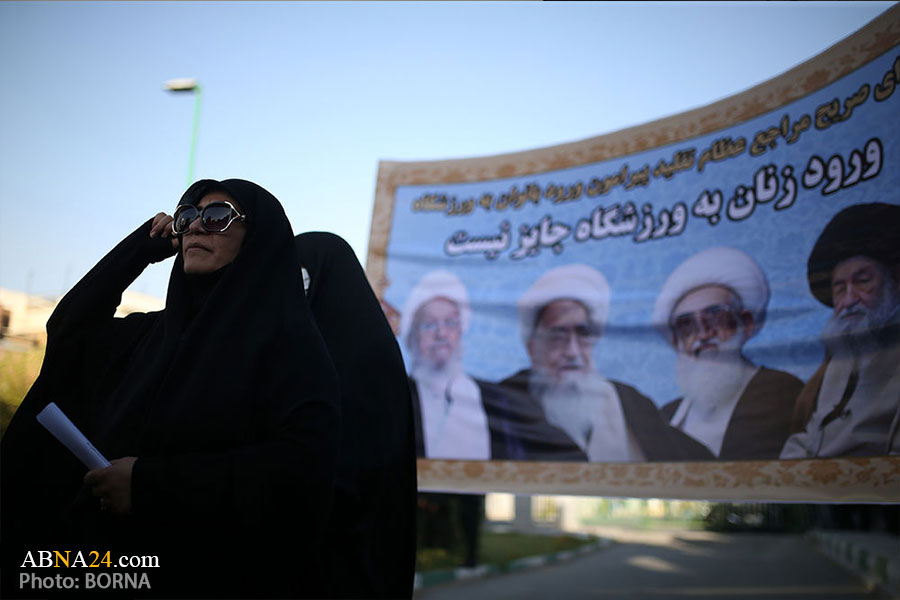 تجمع اعتراضی علیه ورود بانوان به ورزشگاه های فوتبال مردان + تصاویر