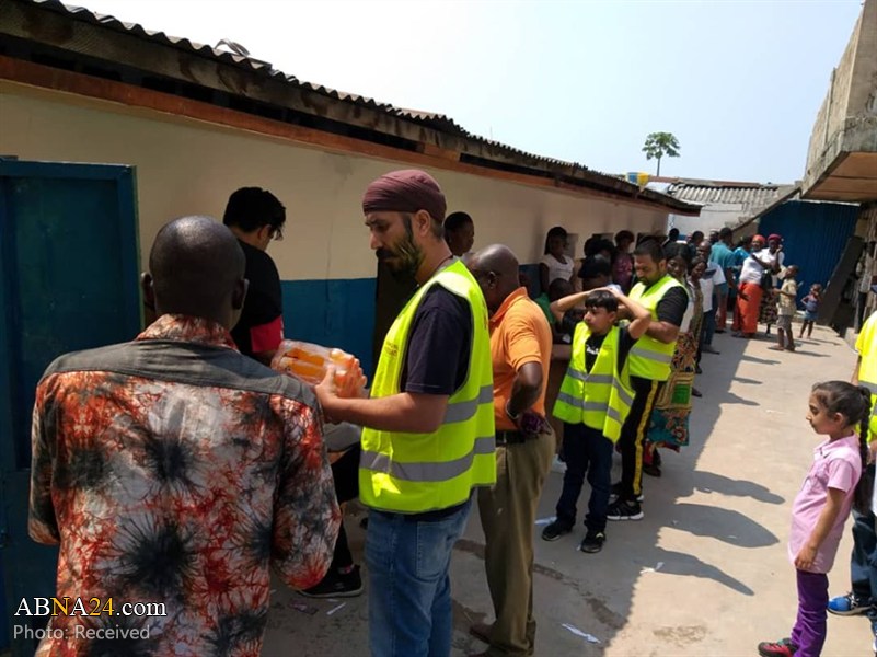 اهدای بسته‌های آموزشی به کودکان یتیم از سوی اعضای سازمان "حسین کیست؟" در شهر کینشاسا + تصاویر