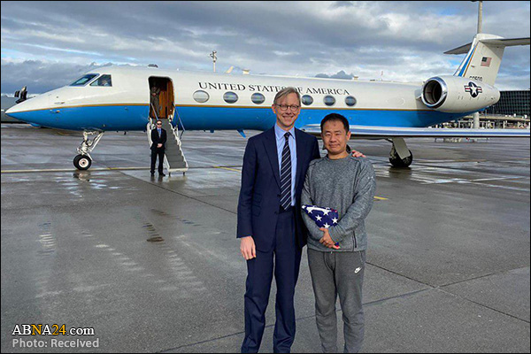 برایان هوک در کنار جاسوس معاوضه شده + عکس