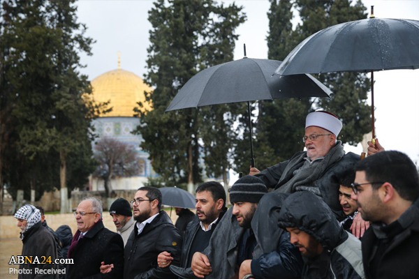 خطیب مسجد الاقصی بر دوش فلسطینی‌ها وارد مسجد شد + عکس

