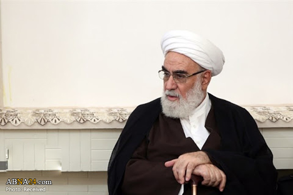 عیادت رئیس دفتر مقام معظم رهبری از آیت الله مصباح یزدی