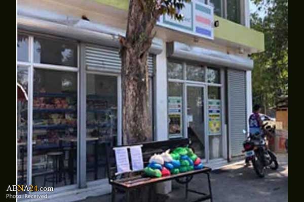زن مسلمان فیلیپینی برای کمک به نیازمندان "نیمکت صداقت" برپا کرد