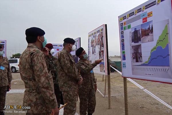 فرمانده ارتش پاکستان در بلوچستان وضع حصارکشی مرز با ایران را بررسی کرد + عکس
