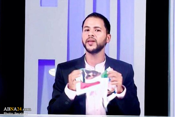 روزنامه نگار تونسی در برنامه زنده، تصوير بن زايد و نتانياهو را پاره کرد + عکس