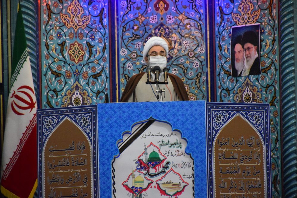 امام جمعه رشت: مسئولان مواظب لبخندهای دشمن باشند