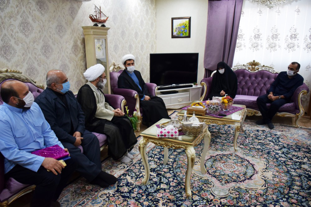 عیادت نماینده ولی‌فقیه در گیلان از بانوی آمر به معروف رشتی
