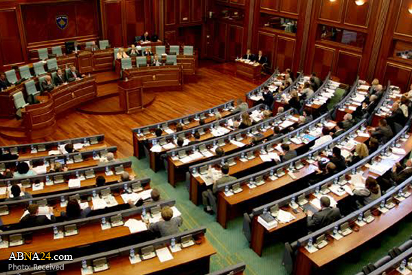 نماینده کوزوو با ماسک «محمد دوستت دارم» در مجلس حاضر شد + عکس
