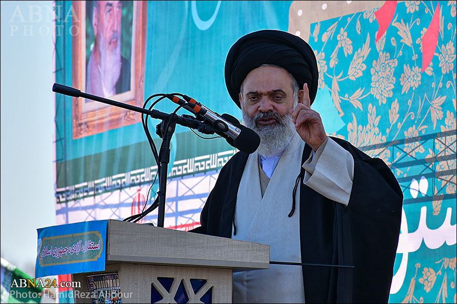آیت‌الله حسینی بوشهری: انقلاب اسلامی ایران در مقابل دو قطبی شرق و غرب ایستاد