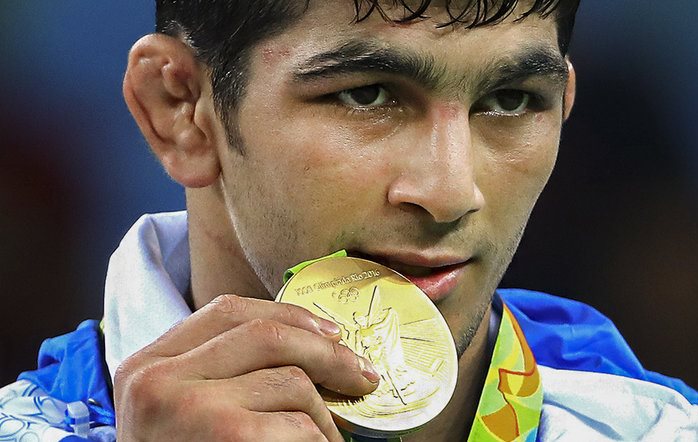  حسن یزدانی مدال طلای خود را به خانواده قربانیان کرونا اهدا کرد
