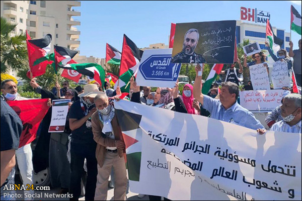 تصویر «سردار سلیمانی» و «عماد مغنیه» در تجمع مخالفان عادی سازی در تونس
