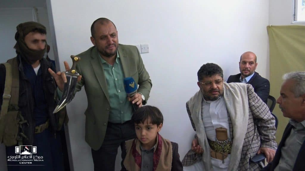 ویدیو/ الحوثی خنجر خود را به فلسطینیان اهدا کرد
