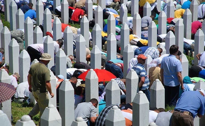 ظریف: سربرنیتسا زخمی عمیق بر وجدان بشریت است
