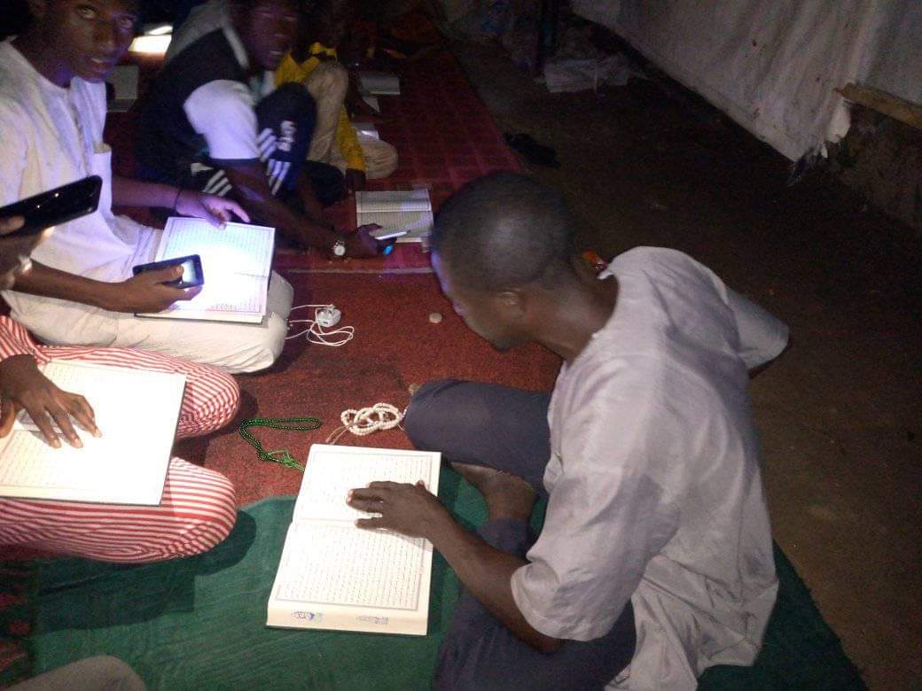 عکس خبری/ دعا و تلاوت قرآن کریم جوانان نیجریه ای برای سلامتی شیخ زکزاکی