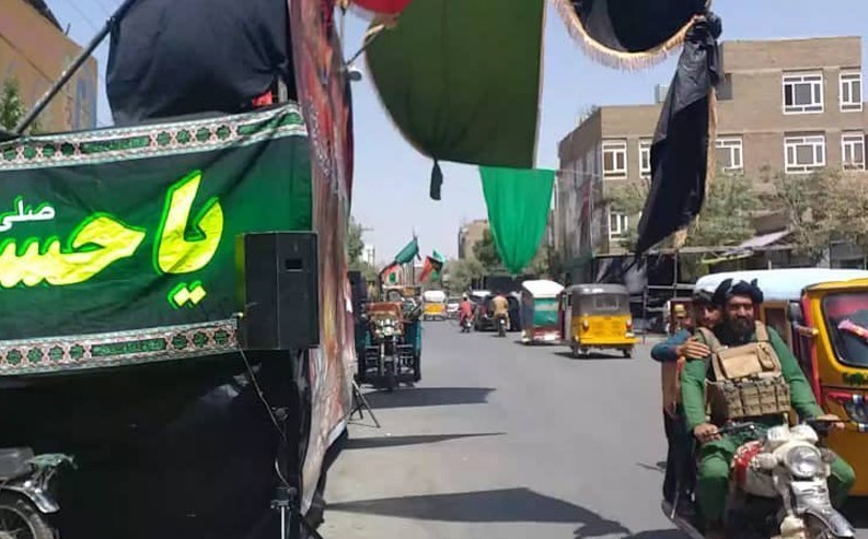 فرمانده طالبان در کنار موکب عزاداران حسینی + ویدیو
