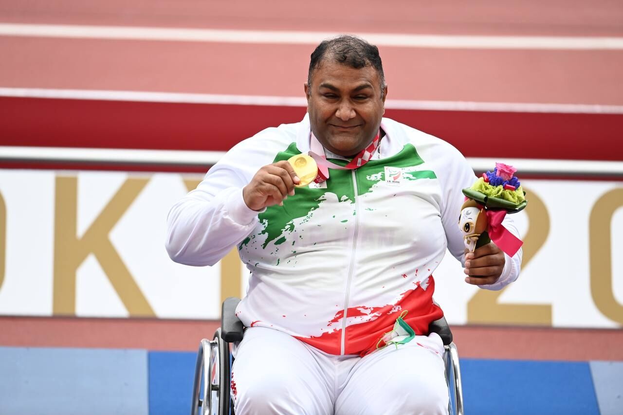 اهدای مدال طلای ملی پوش پارادوومیدانی ایران به سردار شهید قاسم سلیمانی 