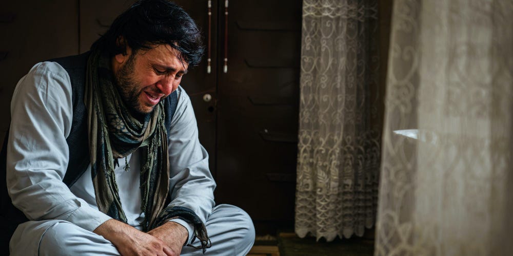 مرد افغان که ۱۰ عضو خانواده‌اش را در حمله پهپادی آمریکا از دست داد

