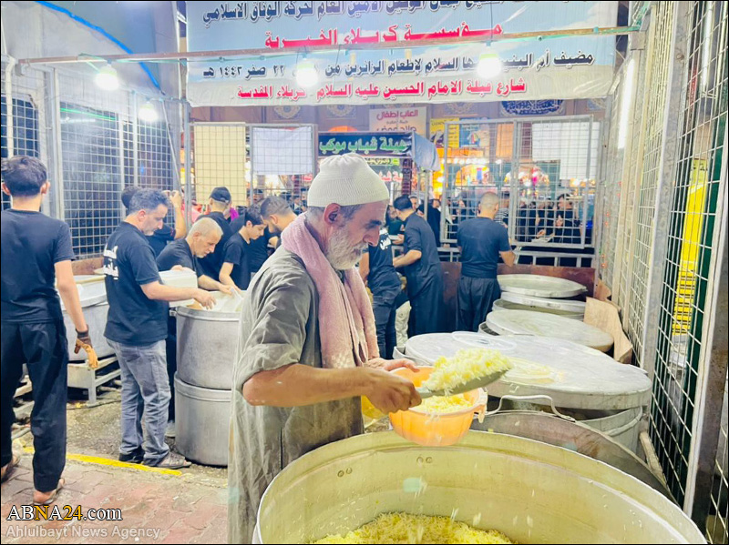 توزیع روزانه ۳ هزار وعده غذایی بین زائرین اربعین توسط موسسه خیریه کربلا + عکس