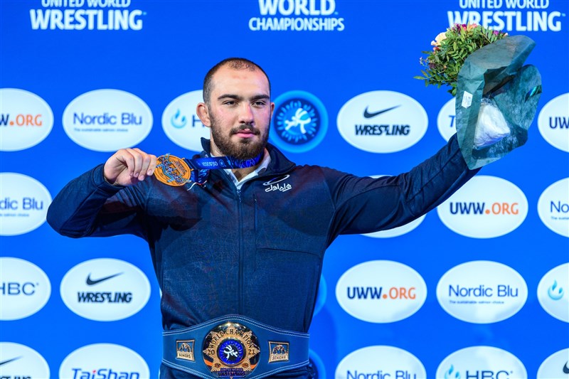 اهدای مدال قهرمان سنگین وزن کشتی آزاد جهان به موزه امام رضا(ع)
