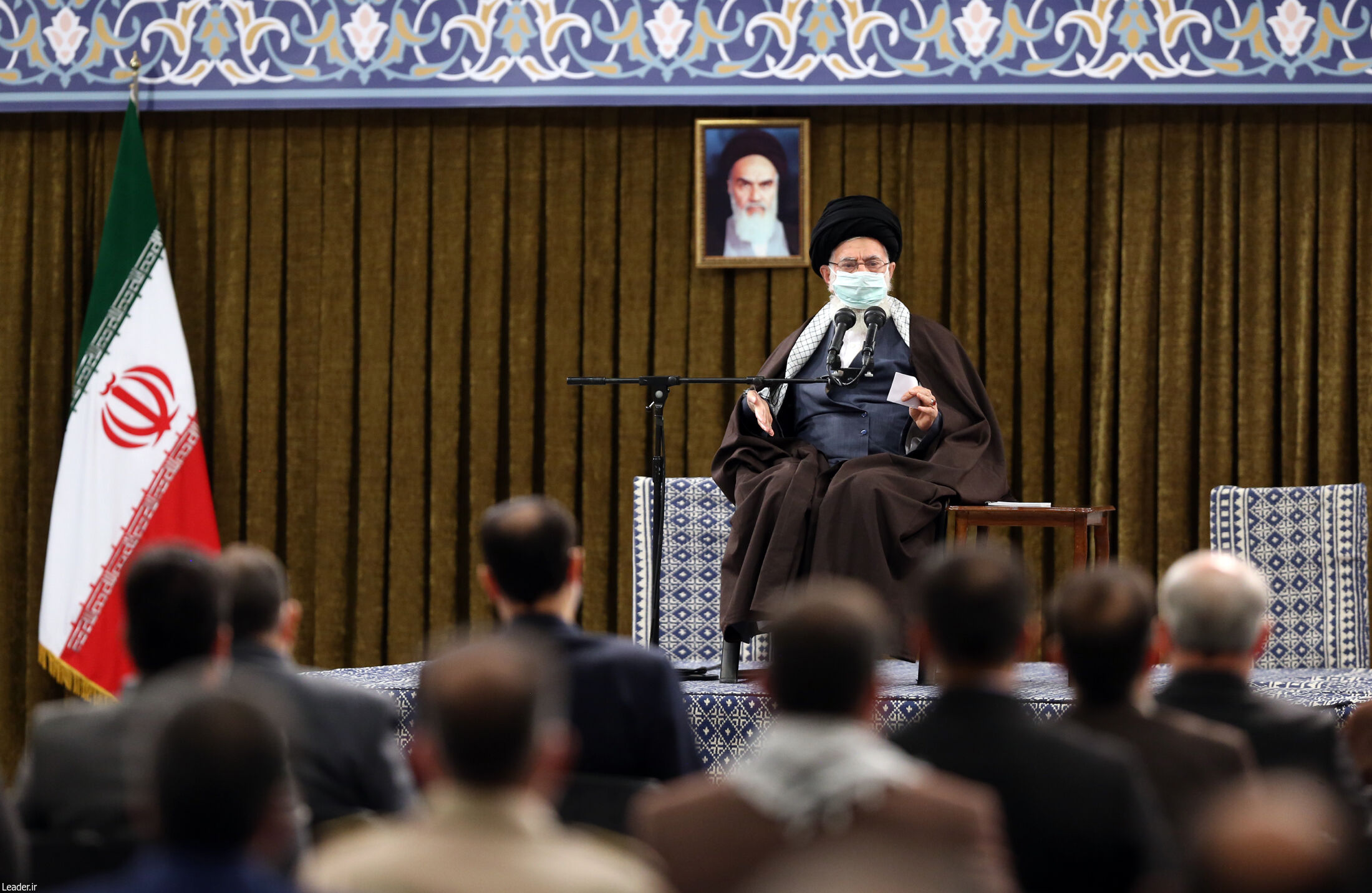 رهبر انقلاب: پیام شهیدان باید اتحاد ملت و احساس مسئولیت مسئولان را بیشتر کند/ هیچ ملتی بدون تحمّل سختی‌ها به جایی نمی رسد