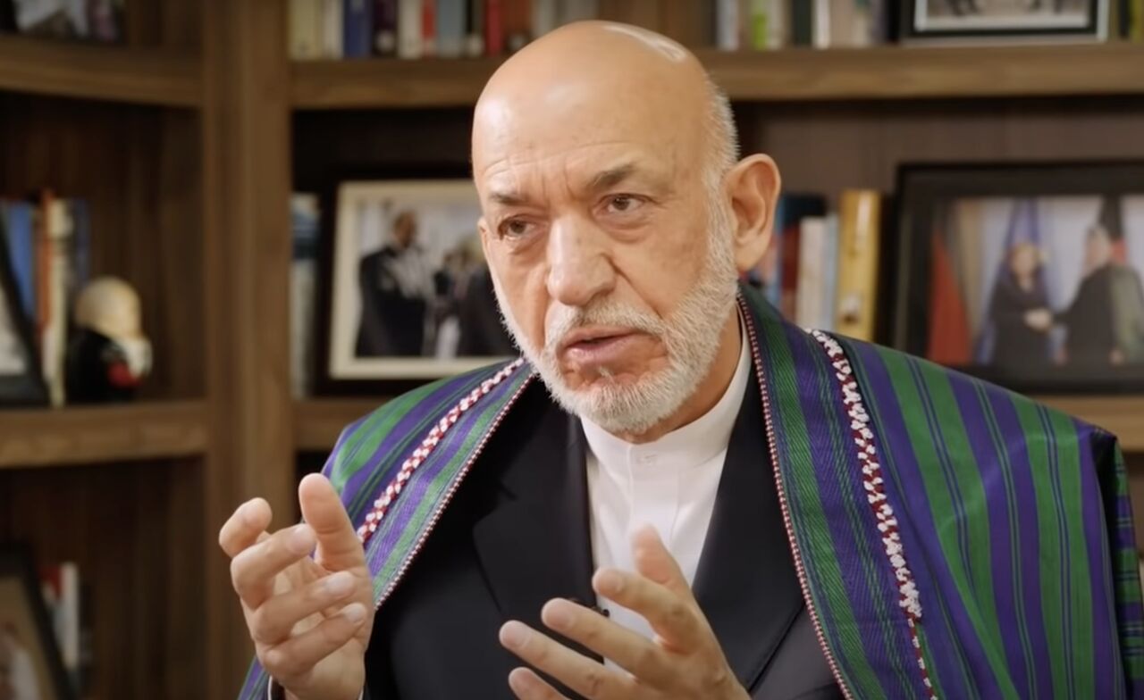 کرزی خواستار همکاری جامعه جهانی با طالبان شد
