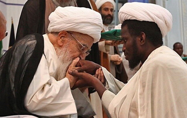 ویدیو/ بوسه مرحوم آیت الله صافی گلپایگانی(ره) بر دست طلبه آفریقایی 