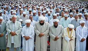 Sünniler neden elleri bağlı olarak namaz kılmaktadırlar?