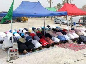 بحرينيون يؤدون الصلاة بمواقع المساجد المهدمة