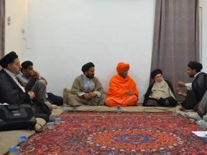 «آية الله السيد الحكيم» يستقبل الدكتور «سوامي اغنيفيش» زعيم طائفة الآريا الهندوسية