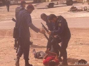 صورة لقوات النظام البحريني تقوم بتعذيب أحد المواطنين في قرية "سند"