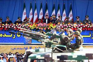 Ahmadinejad loue l'armée, reflet de l'autorité et la dignité du peuple