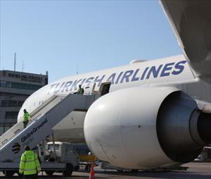 Ein Flugzeug von Turkish Airlines nach Bombe durchsucht