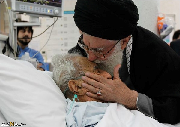 رہبر معظم نے خاتم الانبیا اسپتال میں آیت اللہ خرم آبادی اور بعض شہیدوں کے والدین کی عیادت کی