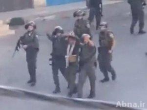 جنود إسرائيليون يستخدمون فتى فلسطيني كدرع بشرية