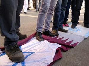 Egyptian protesters burn Qatar flag