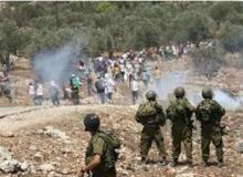Israeli soldiers using Palestinian teenager as human shield / clip