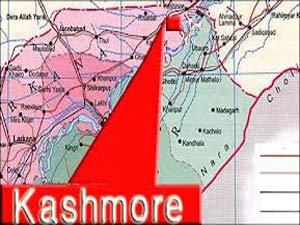کشمور میں تیل پائپ لائن میں دھماکے کے بعد آگ لگ گئی   	